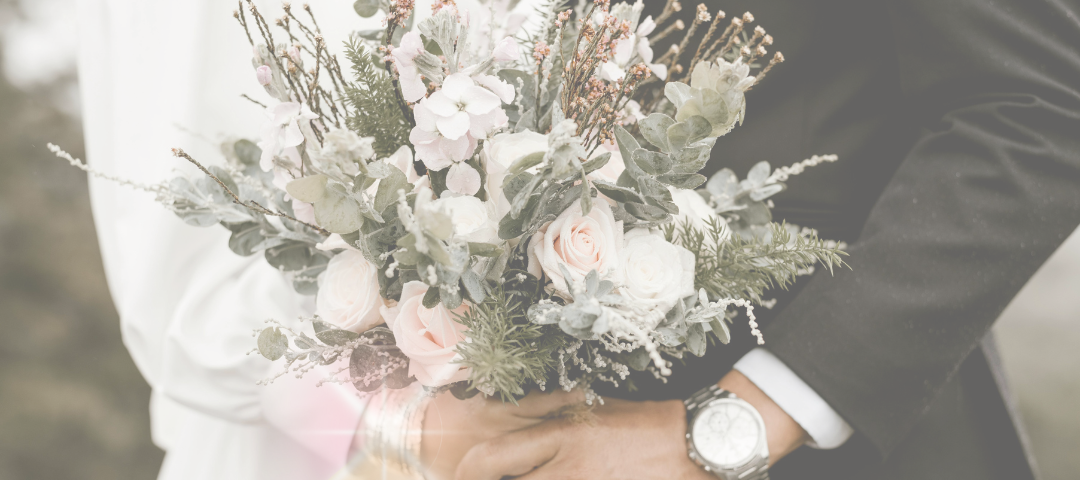 Menyasszonyi csokor a házasodó pár kezében