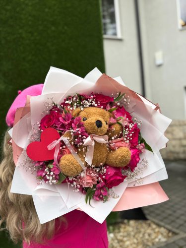 Valentin-napi plüssmacis pink rózsacsokor – Kedvesség és romantika egy csokorban