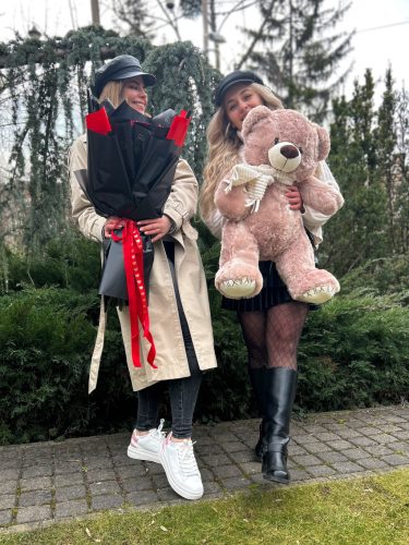 Valentin-napi rózsacsokor plüssmacival – A szeretet ölelése