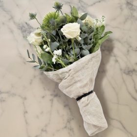  Ballagási csokor eukaliptusszal és fehér rózsákkal