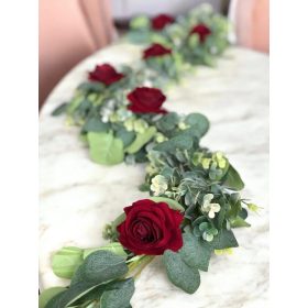 Vörös rózsás greenery esküvői futó