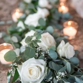 Fehér rózsás greenery esküvői futó