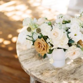 Kaspós Nude-Fehér Rózsás Esküvői Asztaldísz