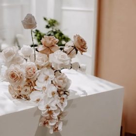 Esküvői asztaldísz -nude és coffee latte színben