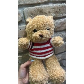 Kötött pulcsis plüssmackó – ajándék virág mellé