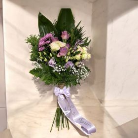 Lila rózsás sírcsokor