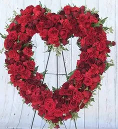 Red Roses szív alakú gyászkoszorú