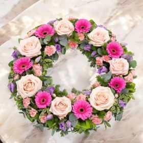 Örök Szeretet -rózsaszín virágokkal teli koszorú